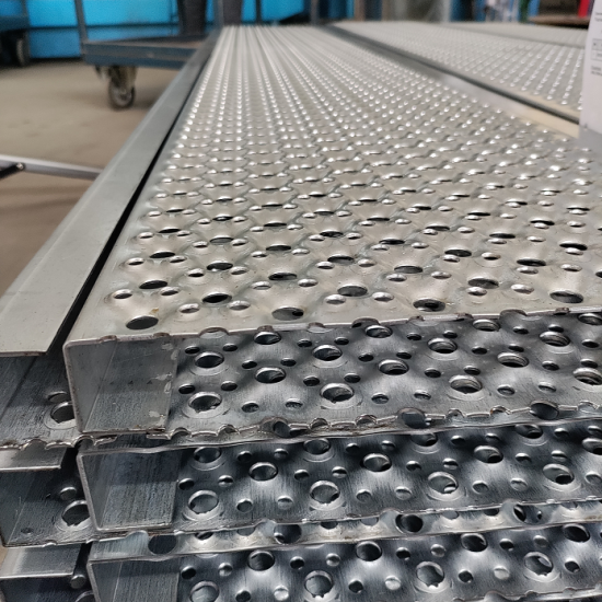 Настил просечно-профилированный RUND–250/40 (40x250x1000)–2 х/к 08кп без креп.отв. без покрытия