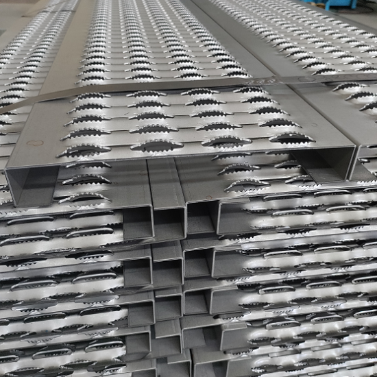 Настил просічно-профільований SERRATED-300/40 (40x300x3000)-2 х/к 08кп без кріп.отв. без покриття