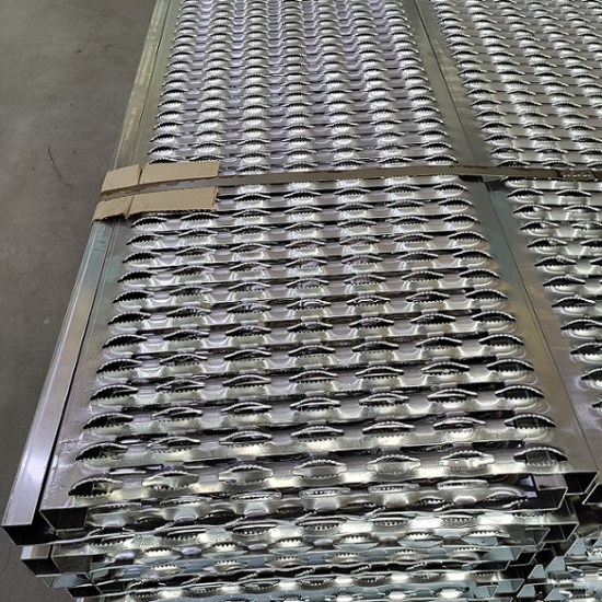 Настил просечно-профилированный SERRATED–420/50 (50x420x3000)–2 ал АД1